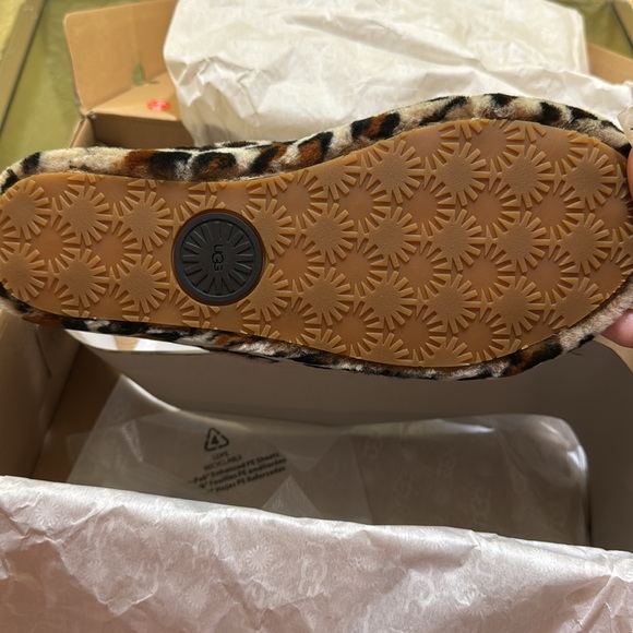 Women’s Size 9 Leopard UGG w fluff yeah slides Leopard - Picture 3 of 4